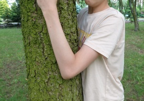 Michał przytula się do drzewa